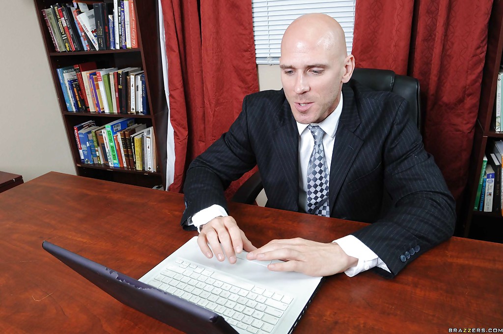 Босс полюбовался сиськами секретарши и трахнул ее в письку 2 фото