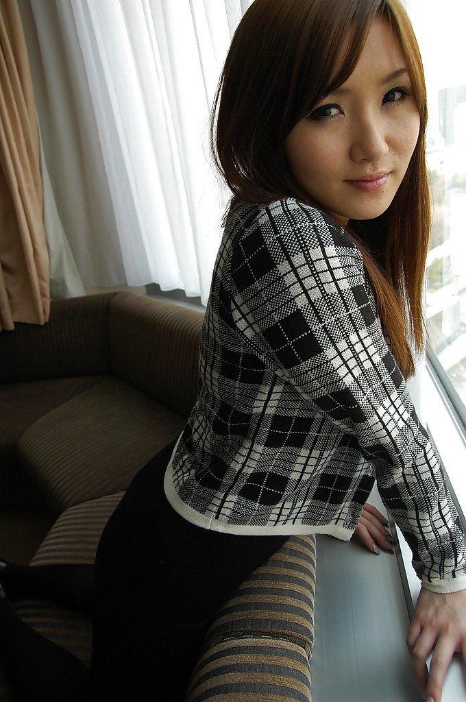 Азиатская девка разделась в спальне и показала сиськи 1 фото