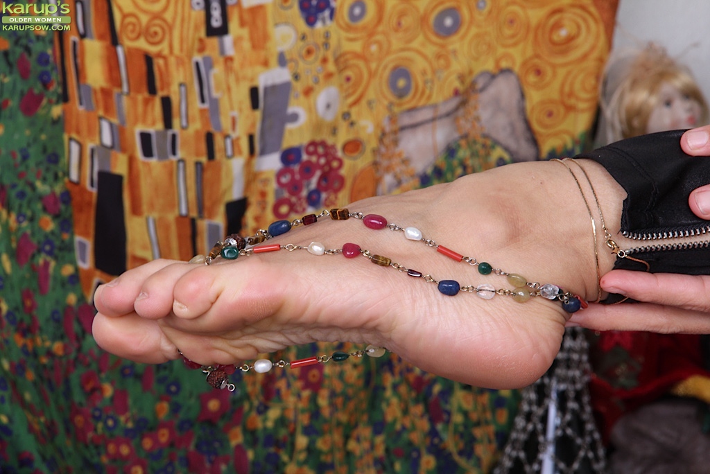 Зрелая брюнетка разделась и любуется сочной пилоткой 1 фото