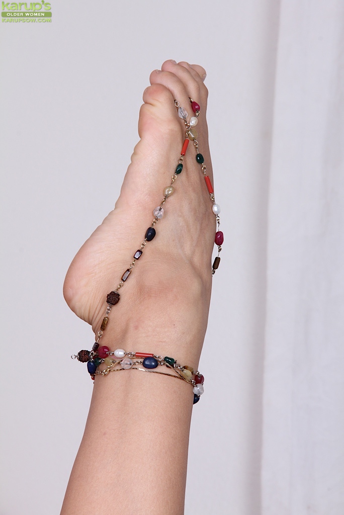 Зрелая брюнетка разделась и любуется сочной пилоткой 3 фото