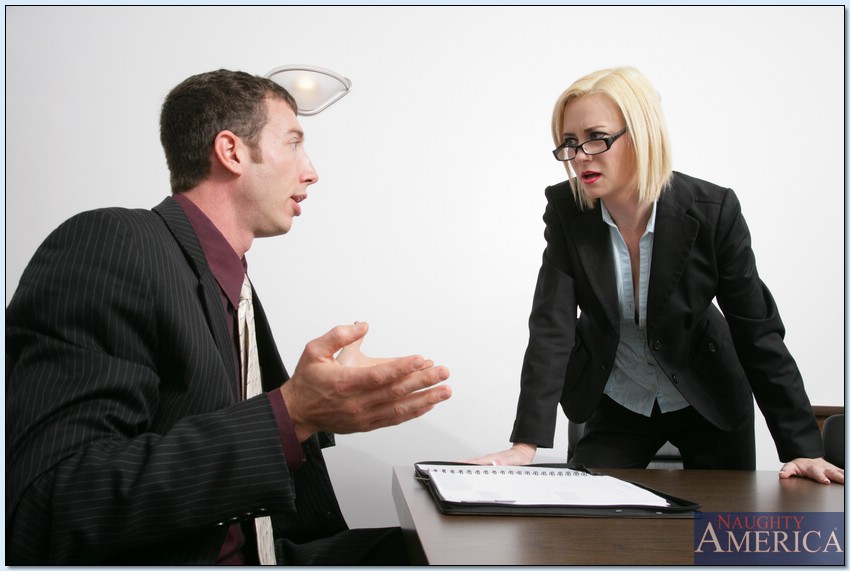 Блонда отсосала у коллеги и подставила щелку на столе 2 фото