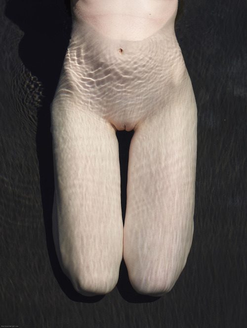 Девушки голышом палавют в бассейне и показывают аппетитные письки 6 фото