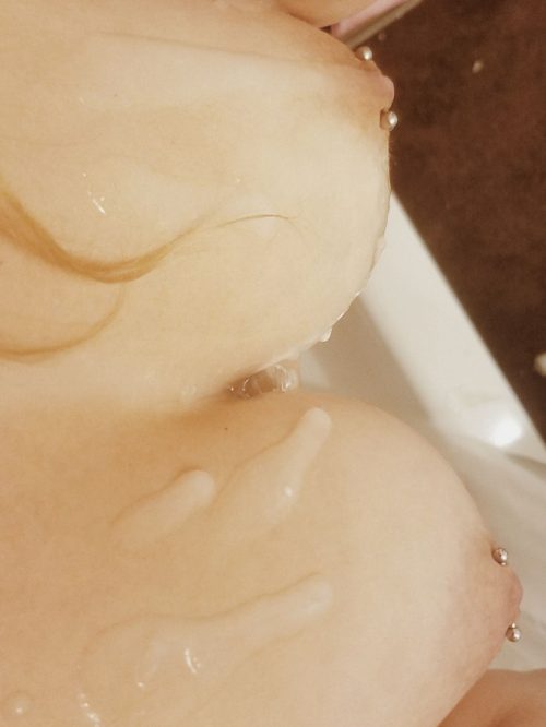 Оголенные телки любуются спермой на своих сиськах 6 фото