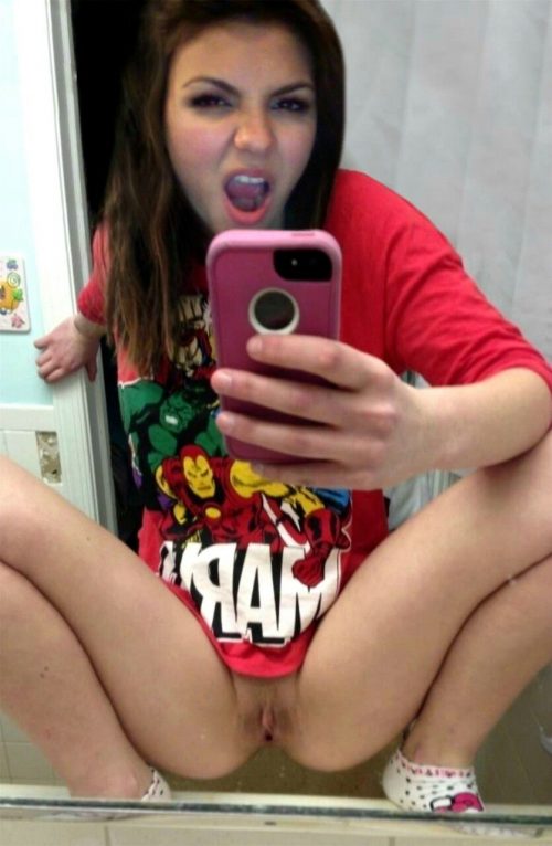 Озабоченные девки расставили перед зеркалом ноги и красуются письками 5 фото