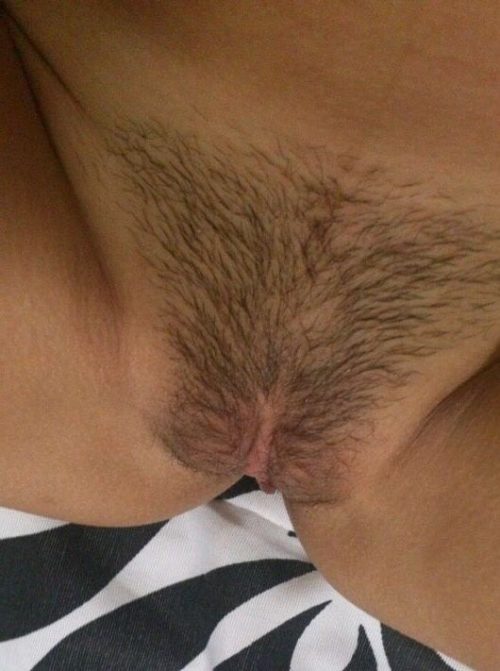 Молодые девки делают селфи и светят волосатыми пилотками 9 фото