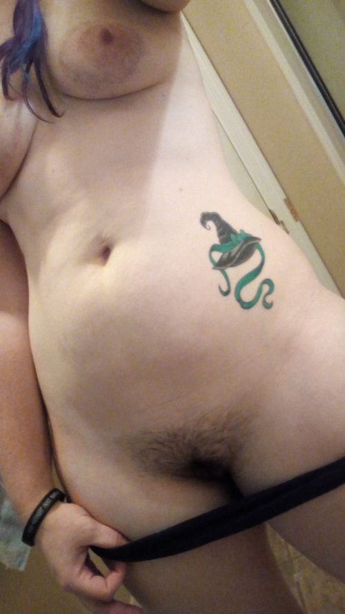 Молодые девки делают селфи и светят волосатыми пилотками 15 фото