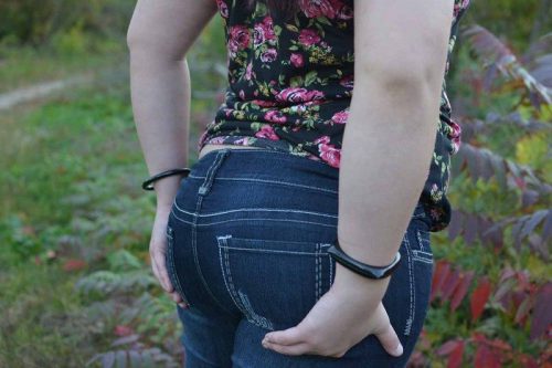 Молодая толстуха раздевается на природе, показывая титьки и жопу 15 фото