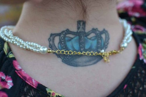 Молодая толстуха раздевается на природе, показывая титьки и жопу 16 фото