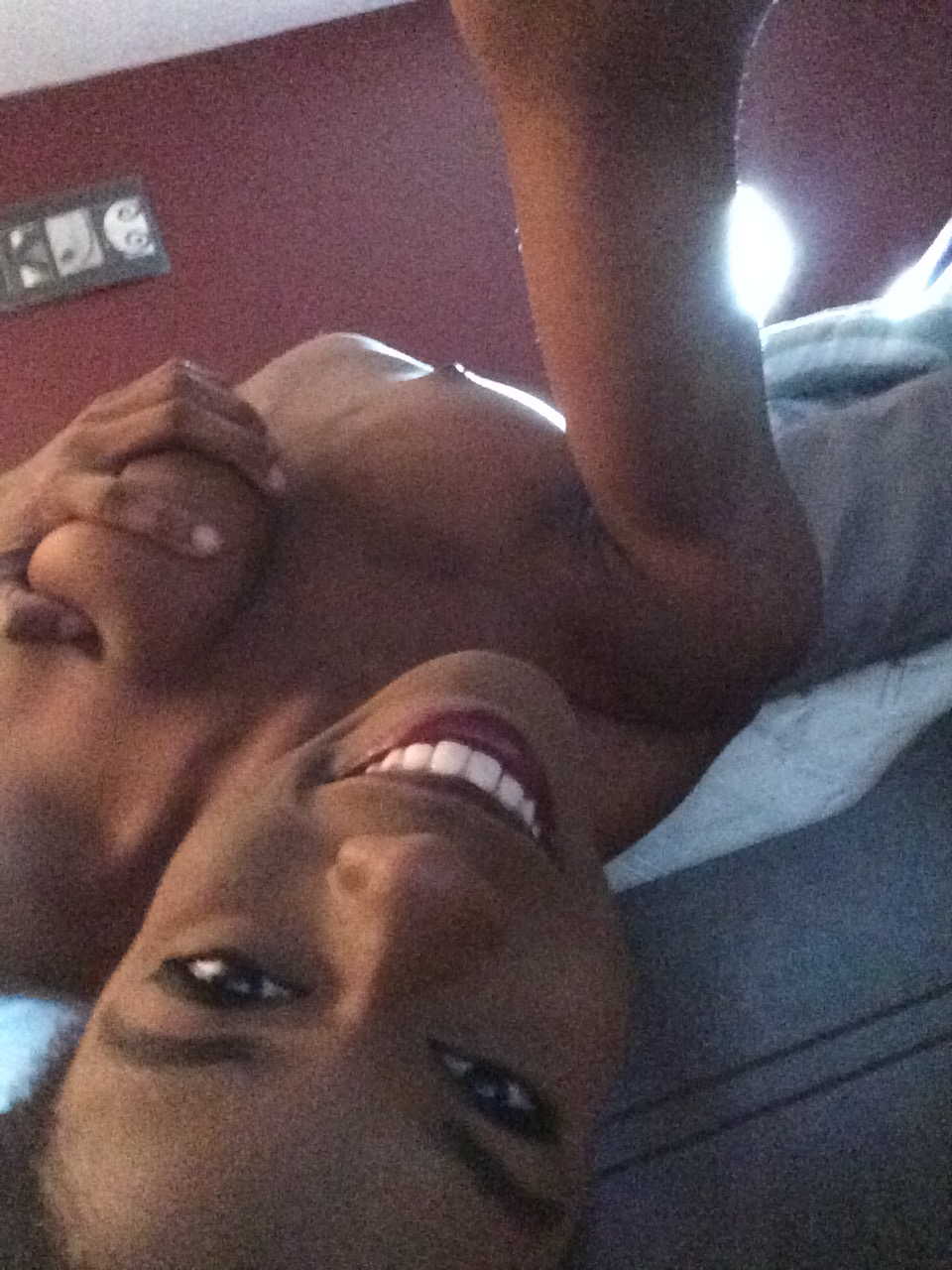 Молодые красотки любуются телами перед зеркалом и делают селфи 11 фото