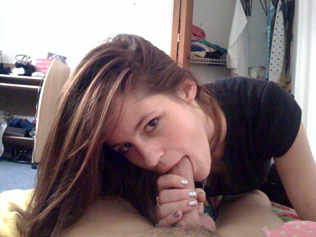 Минетчицы жадно сосут стоячие пенсы любовников 14 фото